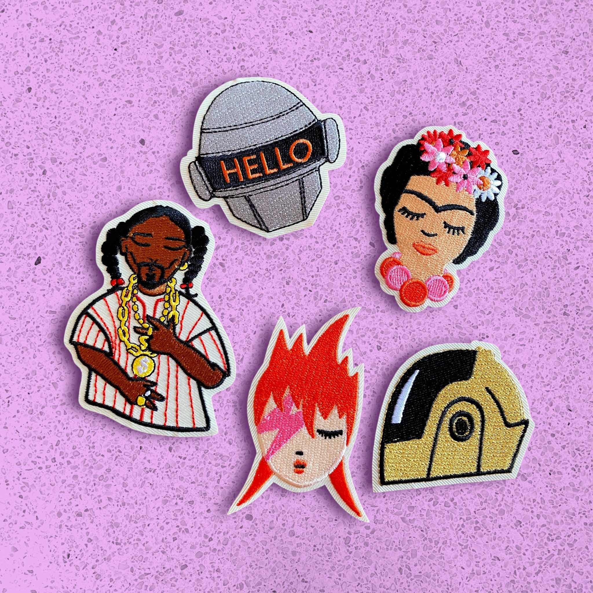 patch ou écusson brodé , à thermocoller, 5 designs : frida, daft punk casque or et argent, snoop dog, David bowie.