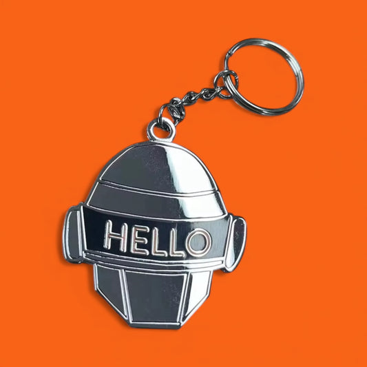 porte-clé ou bijou de sac inspiré du casque des daft punk en métal argenté.