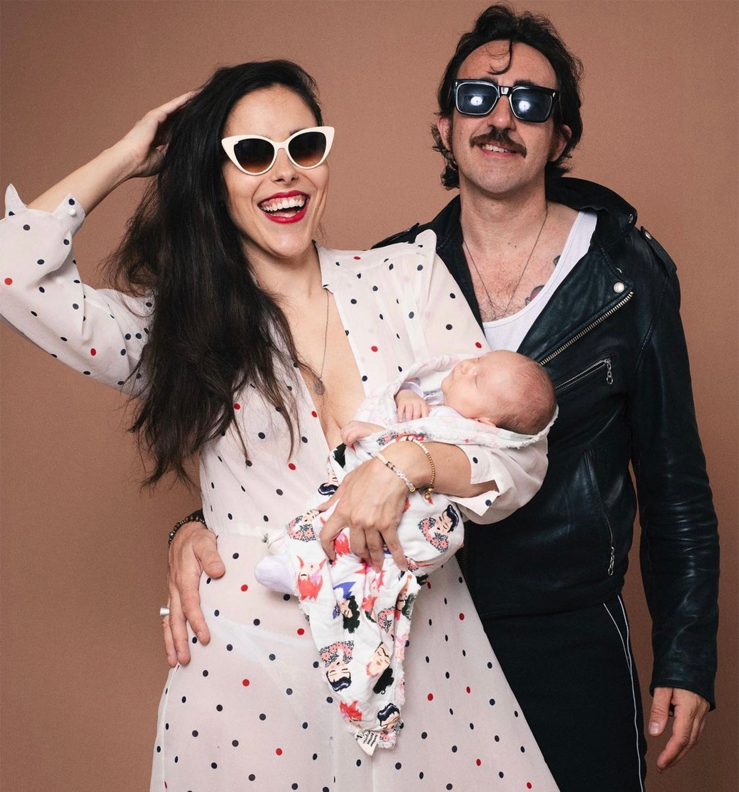 couple style rock avec un bébé enveloppé dans un lange Tambour Battant, motif Idoles