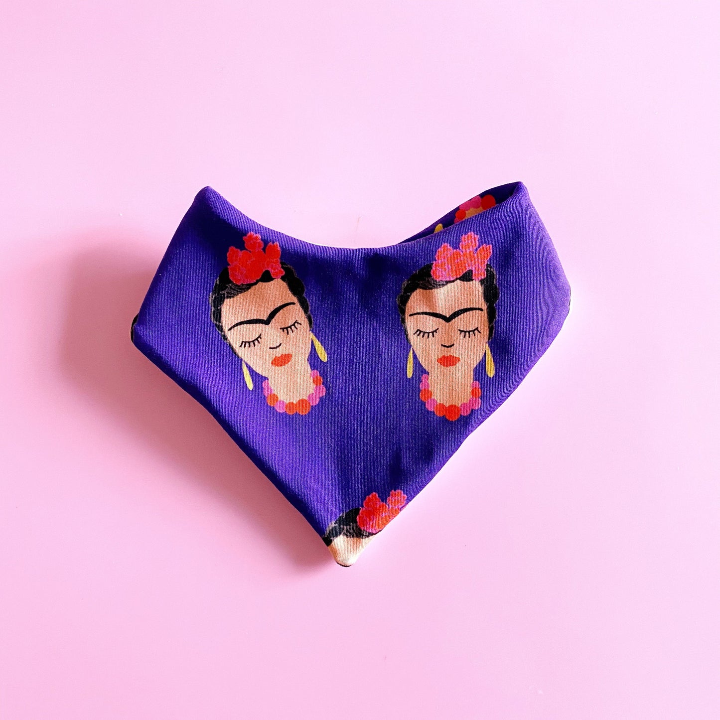 Bandana bavoir bébé en coton biologique certifié GOTS taille réglable imprimé frida visage