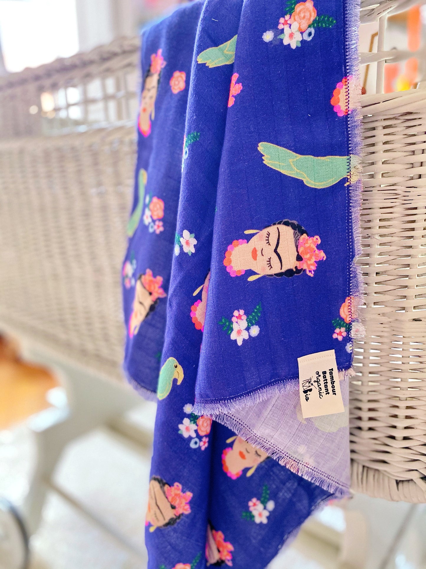 Foulard ou Grand Lange bébé , protège épaules ou foulard Frida flowers | coton bio GOTS | couverture légère poussette