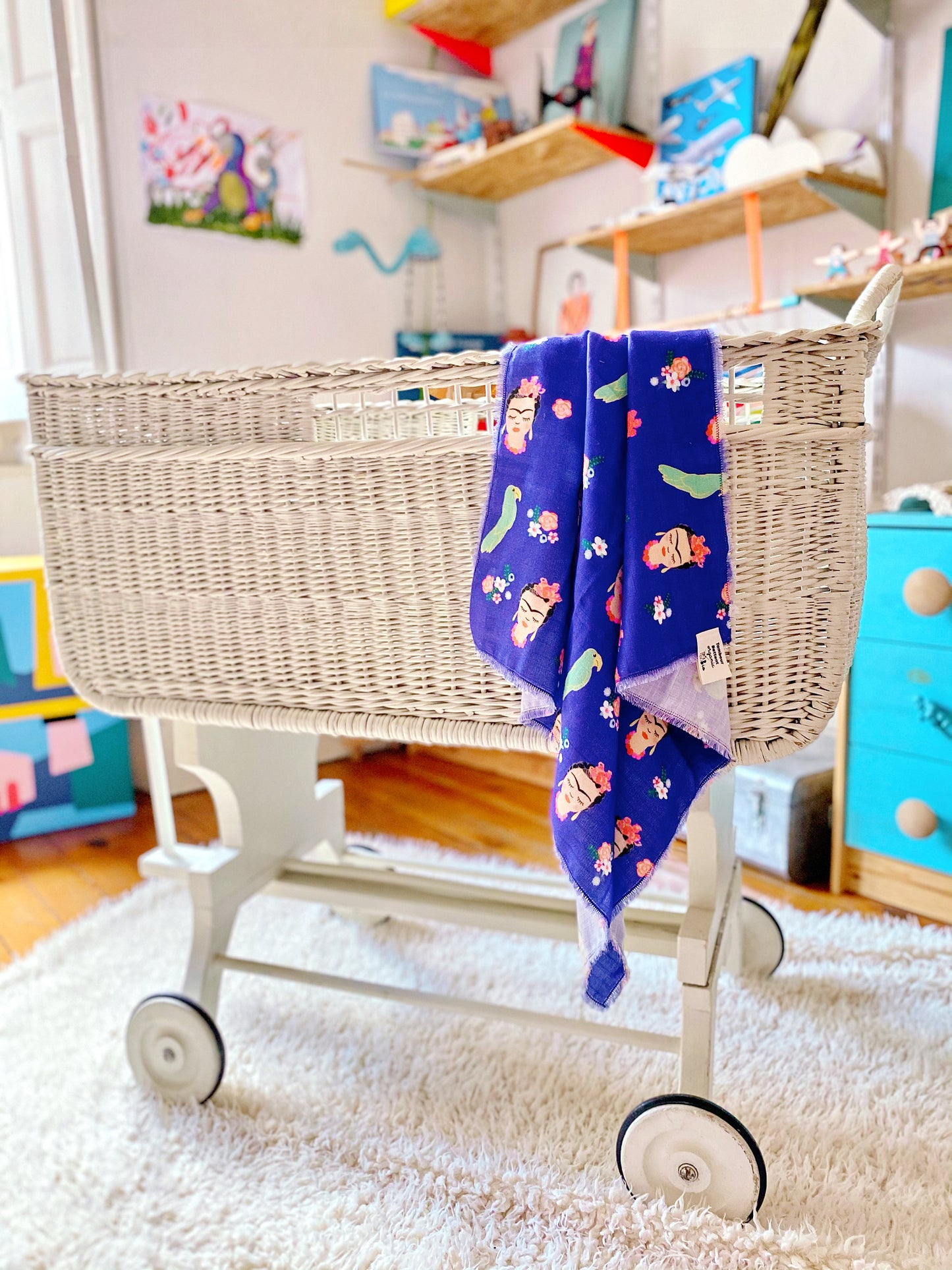 Foulard ou Grand Lange bébé , protège épaules ou foulard Frida flowers | coton bio GOTS | couverture légère poussette