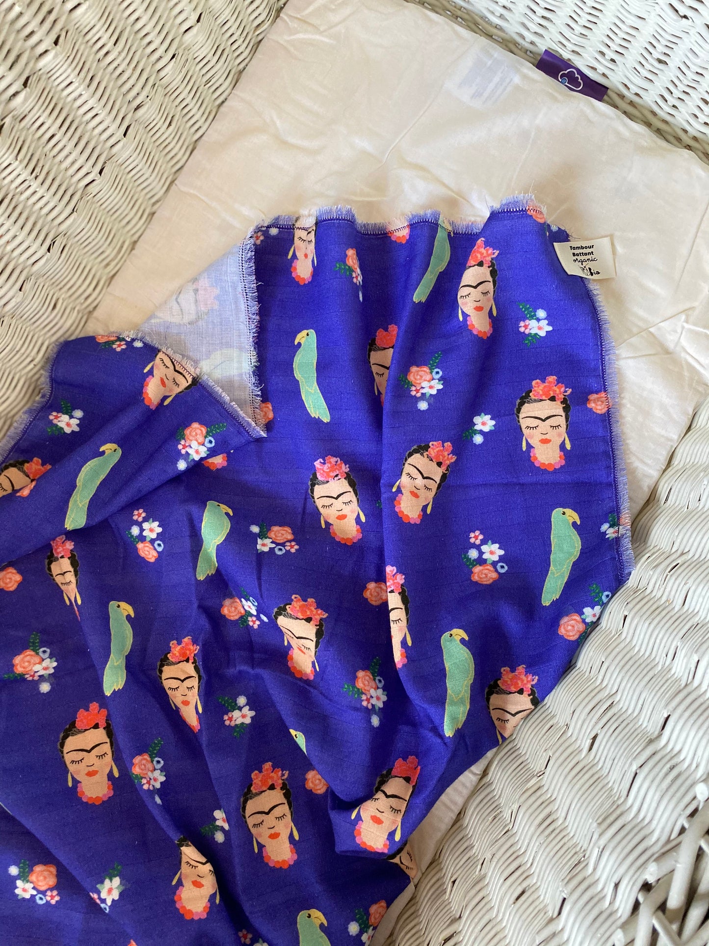 Foulard ou Grand Lange bébé , protège épaules ou foulard Frida flowers | coton bio GOTS | couverture légère poussette