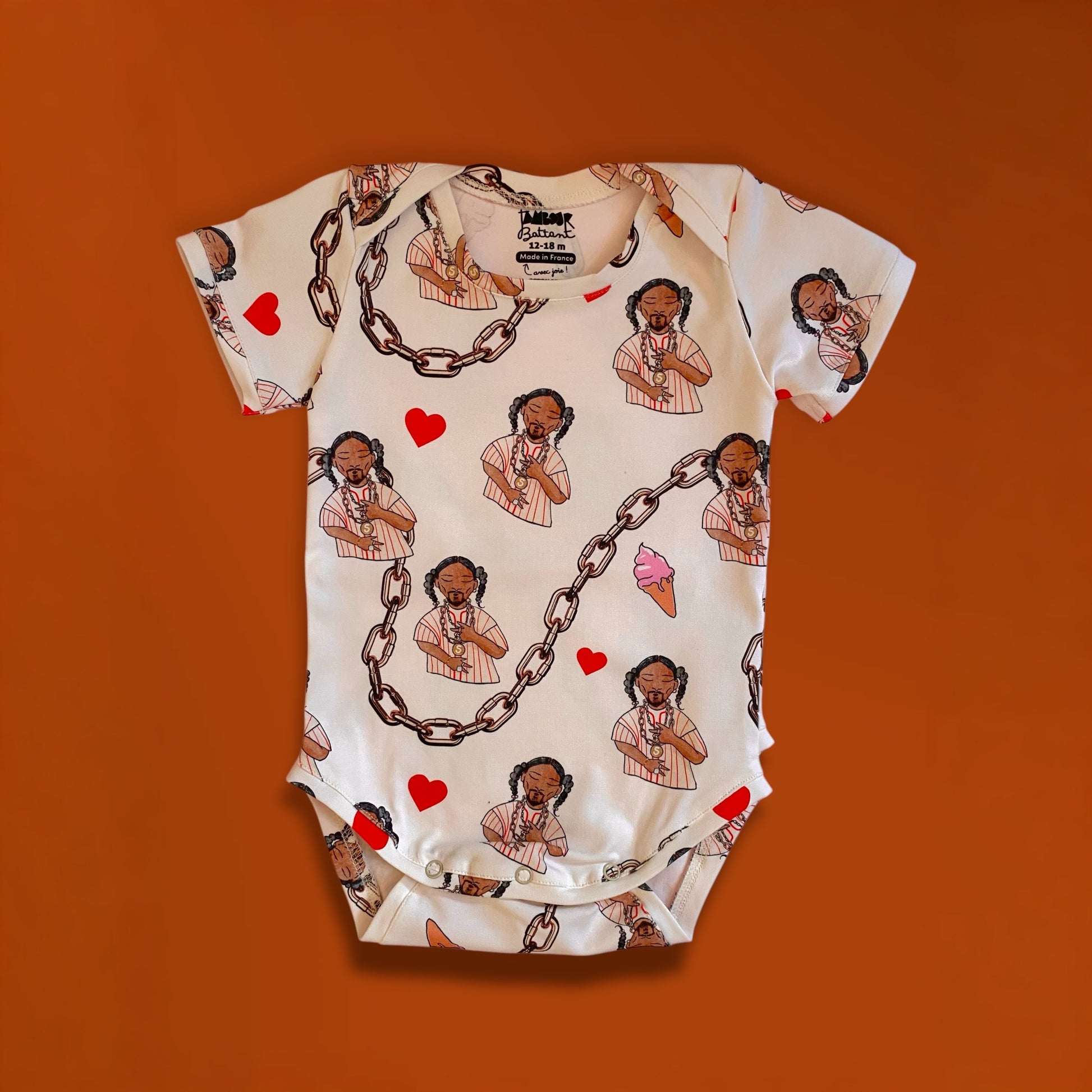 body bébé en coton bio manches courtes. Imprimé graphique avec personnage de Snoop Doggy Dog