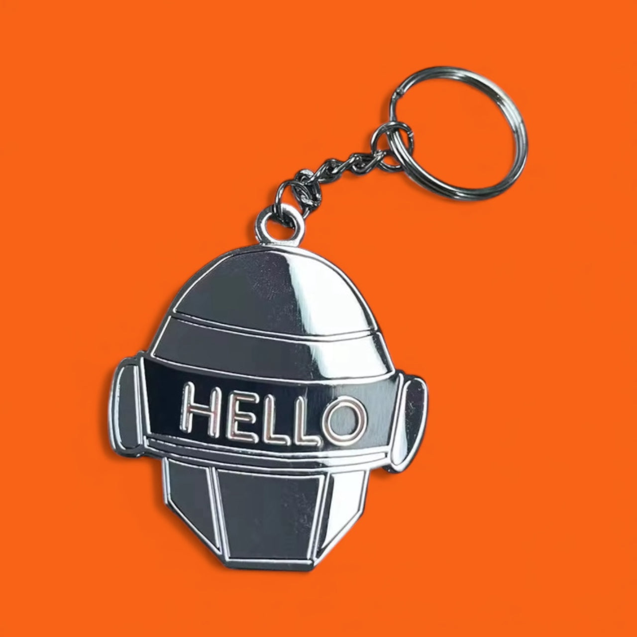 porte-clé ou bijou de sac inspiré du casque des daft punk en métal argenté.