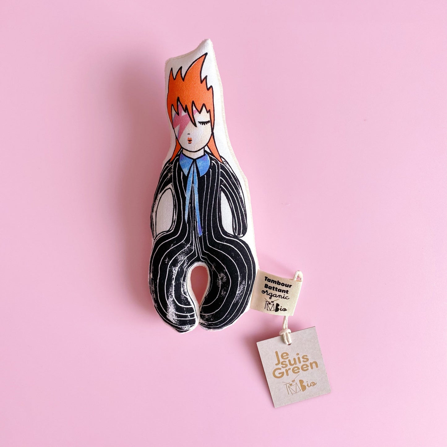 hochet bébé bio en coton, en forme de personnage inspiré de David Bowie, en costume noir et maquillage éclair.