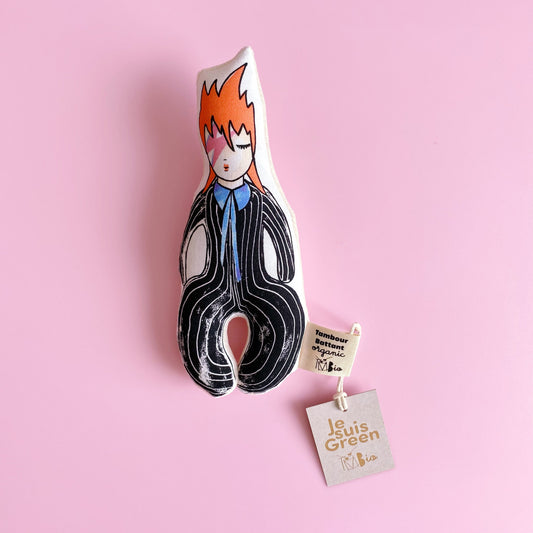 hochet bébé bio en coton, en forme de personnage inspiré de David Bowie, en costume noir et maquillage éclair.